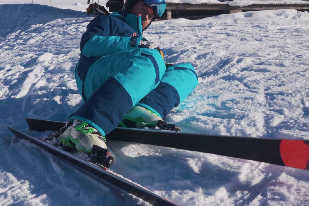 Grâce à ce moniteur, relevez vous facilement suite à une chute en ski